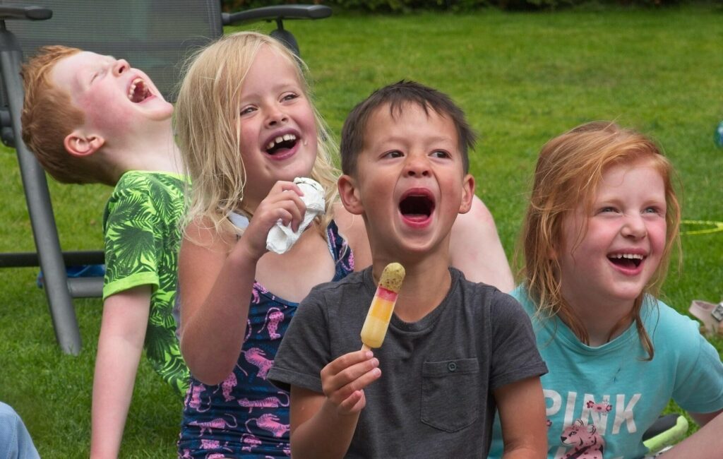 Kinderen lachen tijdens de interactieve kindershow van Joris.