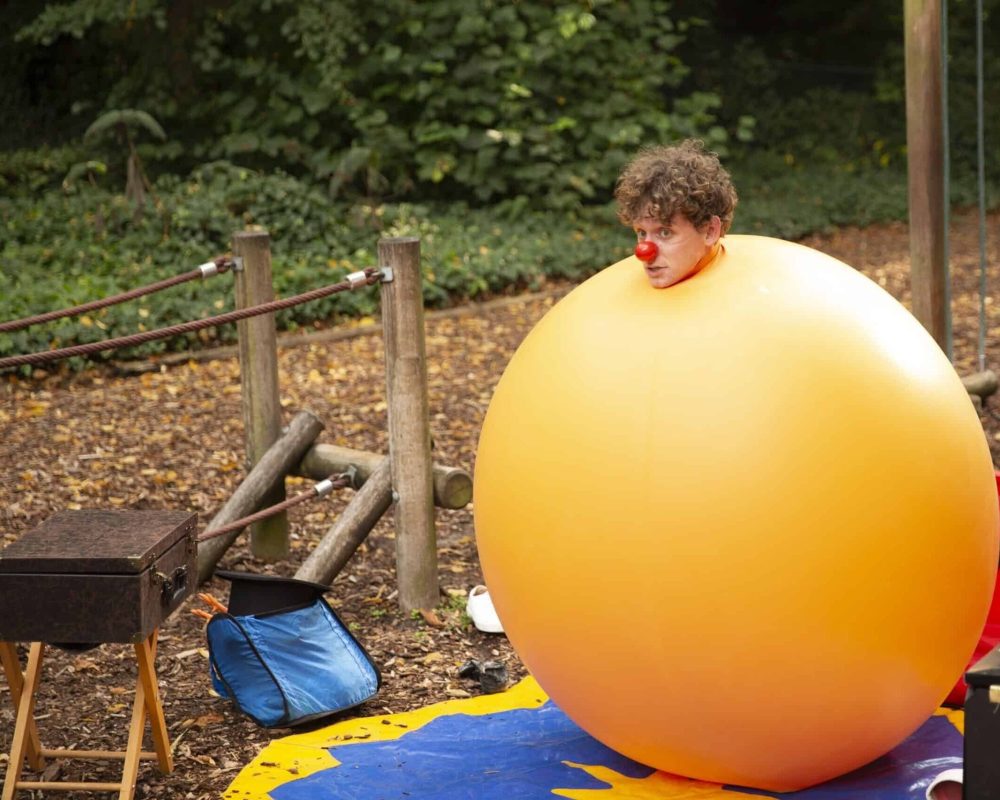 Clown Joris doet een hilarische act met een ballon tijdens zijn goochelshow